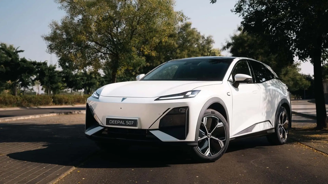 Електричний кросовер Changan Deepal S07 на автосалоні в Турині