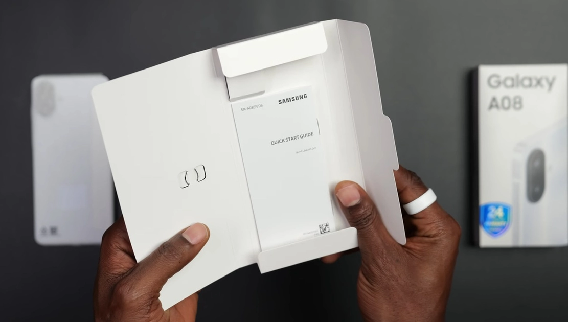 Перший погляд на Galaxy A08: Розпакування нового смартфона
