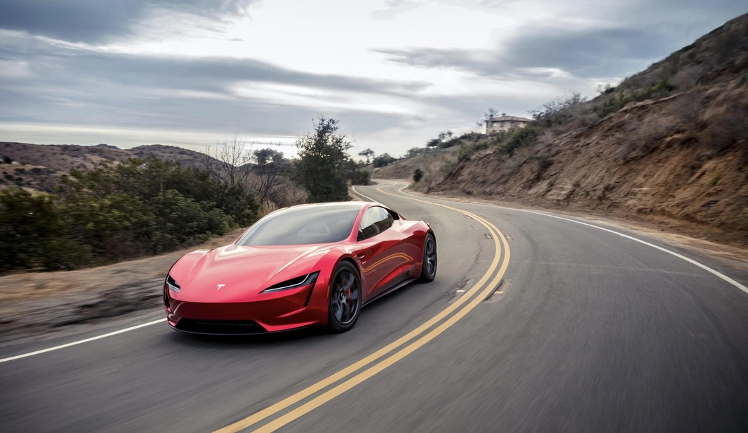 Електричний гіперкар Tesla Roadster на дорозі
