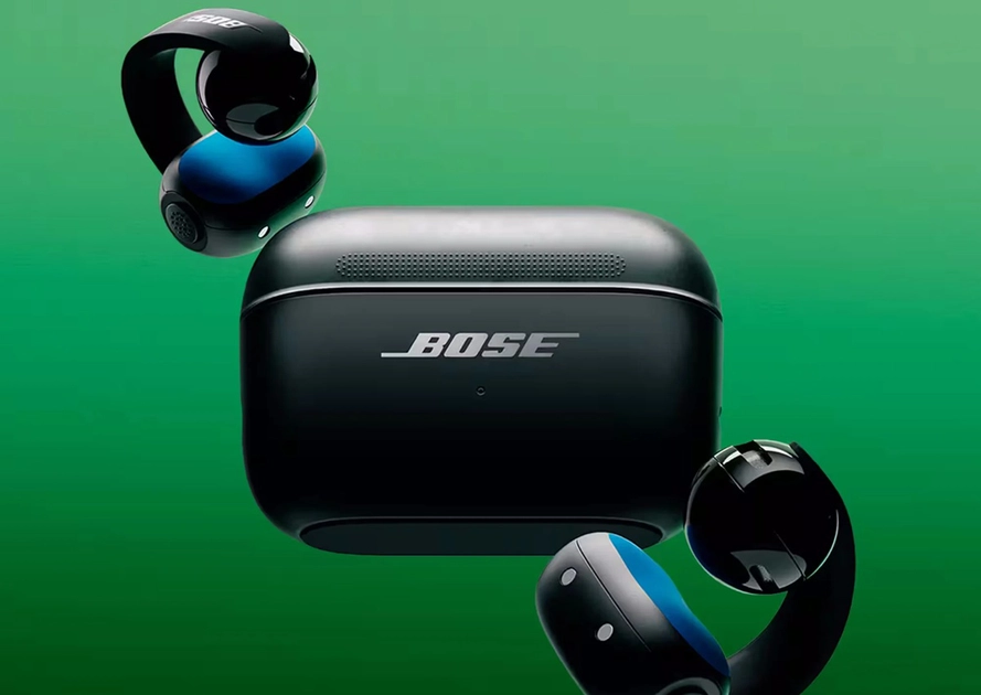 Les Bose Sport Open Earbuds adoptent une boucle en silicone souple pour se fixer sur le pavillon de l'oreille.