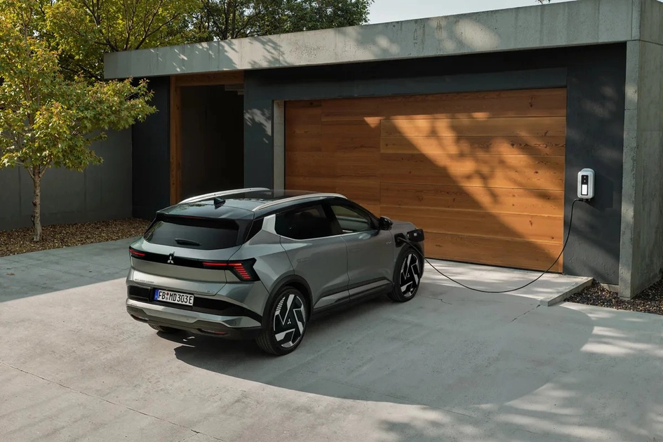 Заряджання Eclipse Cross біля гаража ззаду