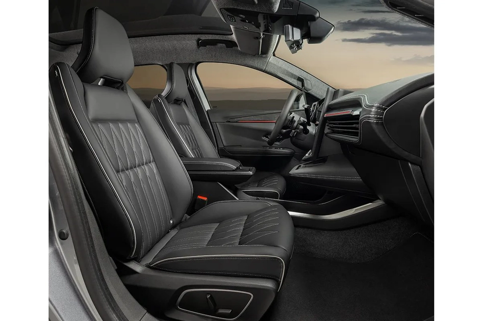 Салон Eclipse Cross, передні сидіння та панель
