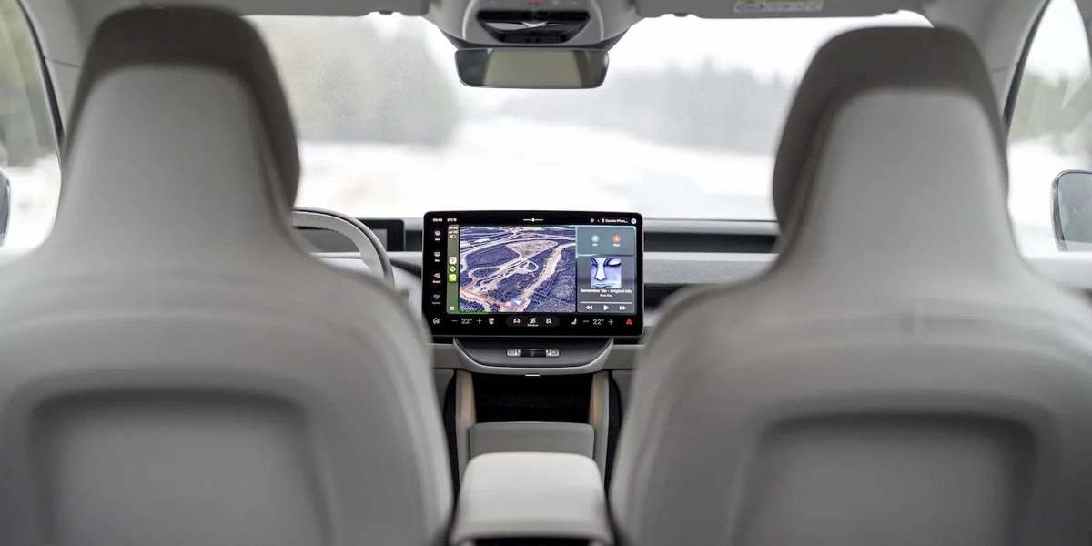 Салон Volvo з екраном мультимедіа та кріслами