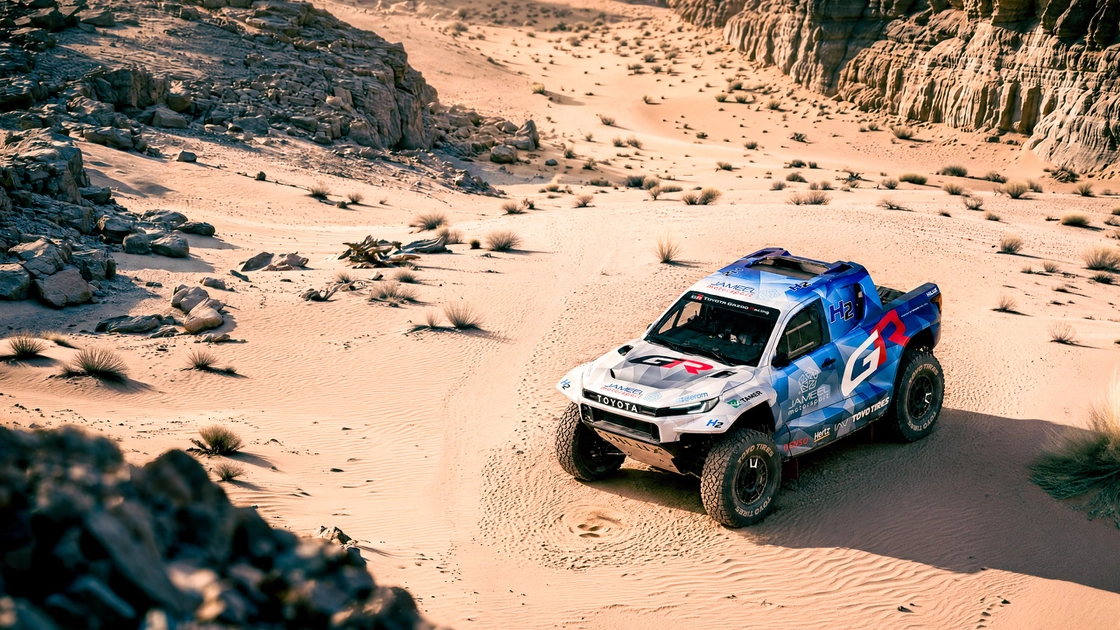 Автомобиль сверху во время движения по пустыне