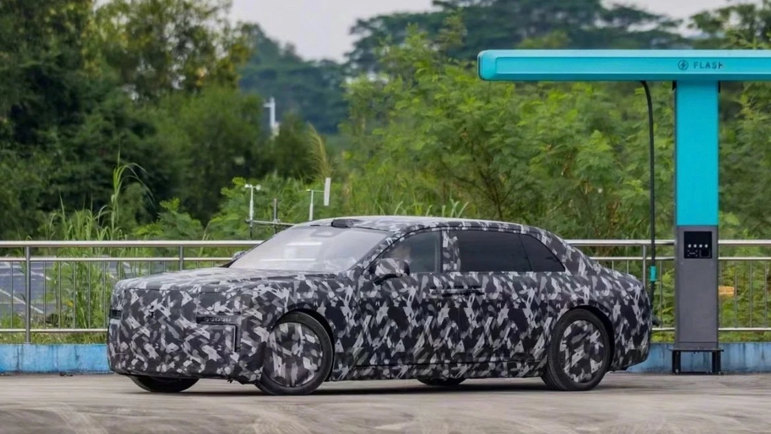 Тизерный седан Yangwang на зарядной станции BYD Flash Charging