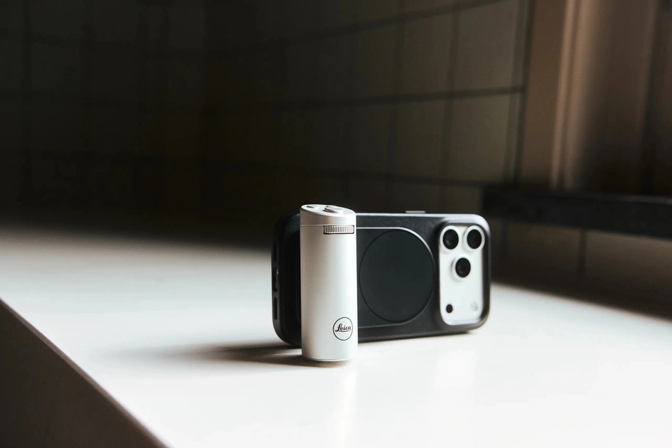 Autre angle du grip Leica LUX argenté sur iPhone