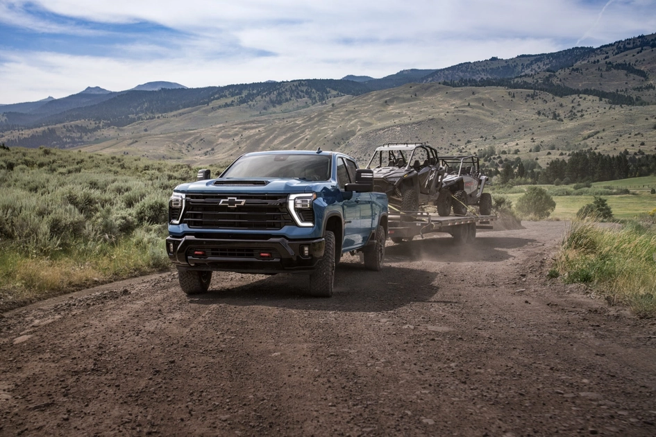 Silverado HD буксирует прицеп с квадроциклом