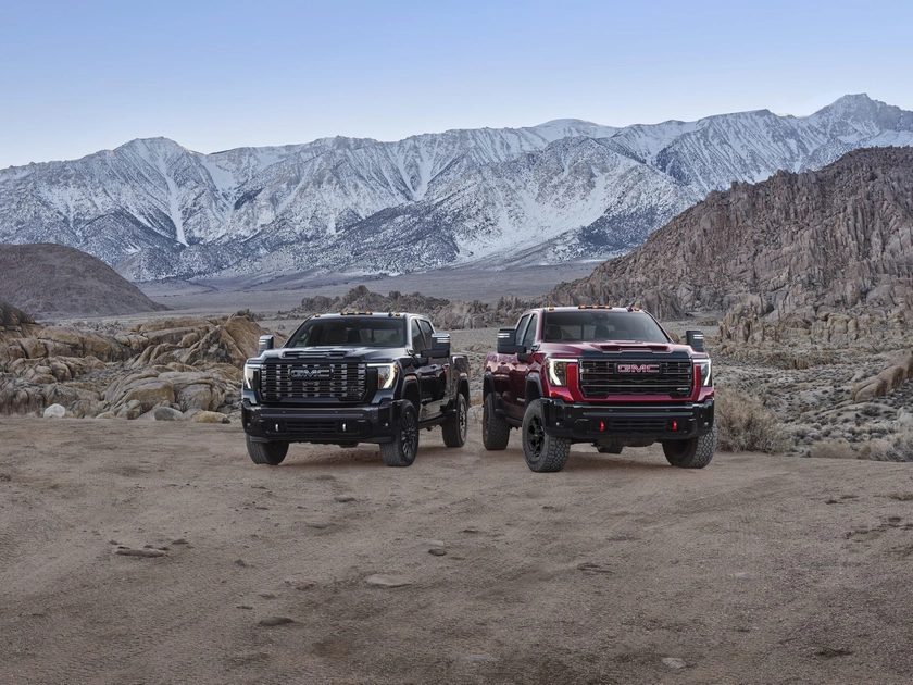GMC Sierra HD в двух комплектациях на фоне гор