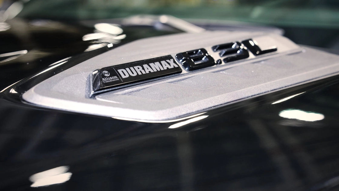 Шильдик Duramax 8.3L на капоте Silverado HD