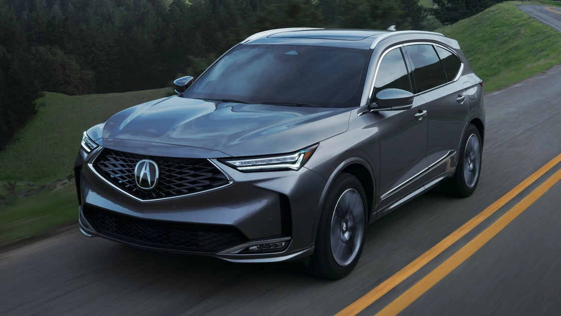 Acura MDX обычной комплектации в движении