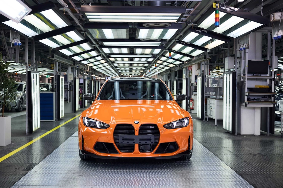 Фронтальный ракурс юбилейного BMW M3 на сборочной линии