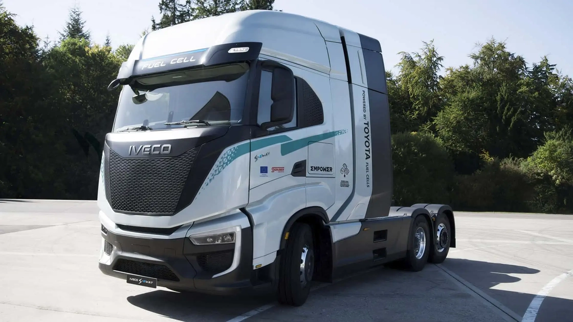 Воднева вантажівка Iveco S-eWay Fuel Cell на дорозі