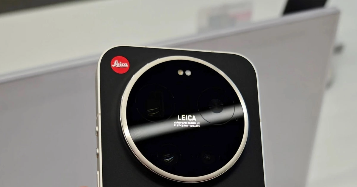 Смартфон Leica LeitzPhone у золотистому кольорі