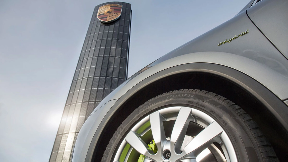 Логотип Porsche на будівлі автосалону