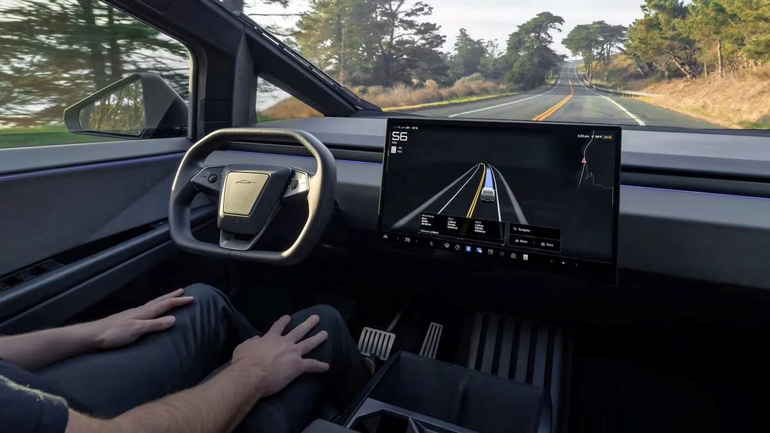 Електромобіль Tesla на гірській дорозі