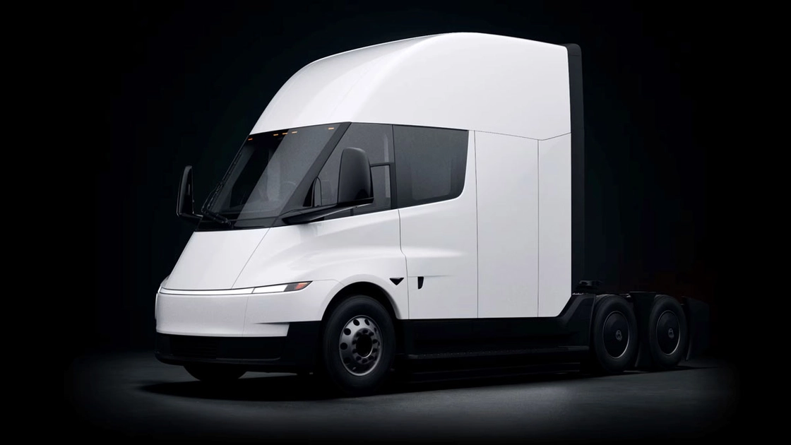 Електрична вантажівка Tesla Semi на дорозі