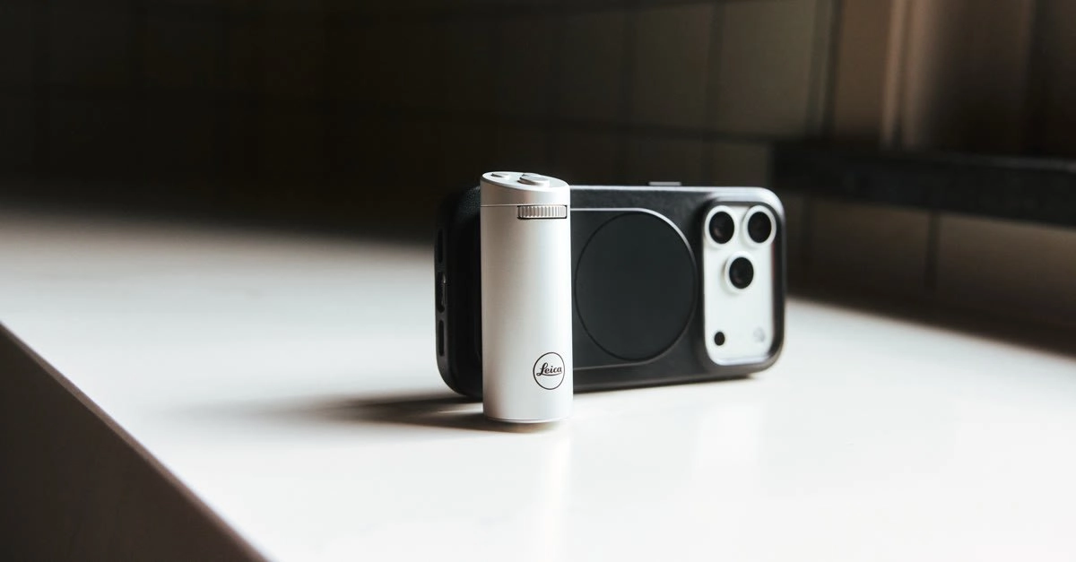 Grip Leica LUX argenté fixé en MagSafe sur un iPhone