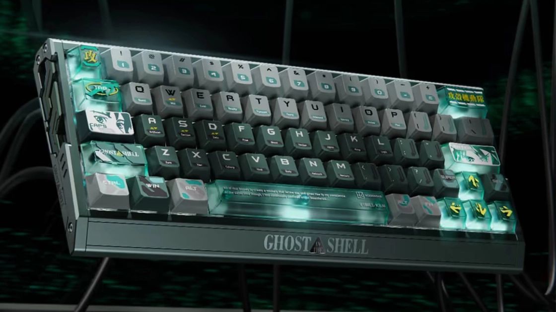 Les deux coloris de l'édition limitée Ghost in the Shell : Shell Core et Cyber Blue, avec keycaps translucides et gravure laser sur la plaque inférieure.