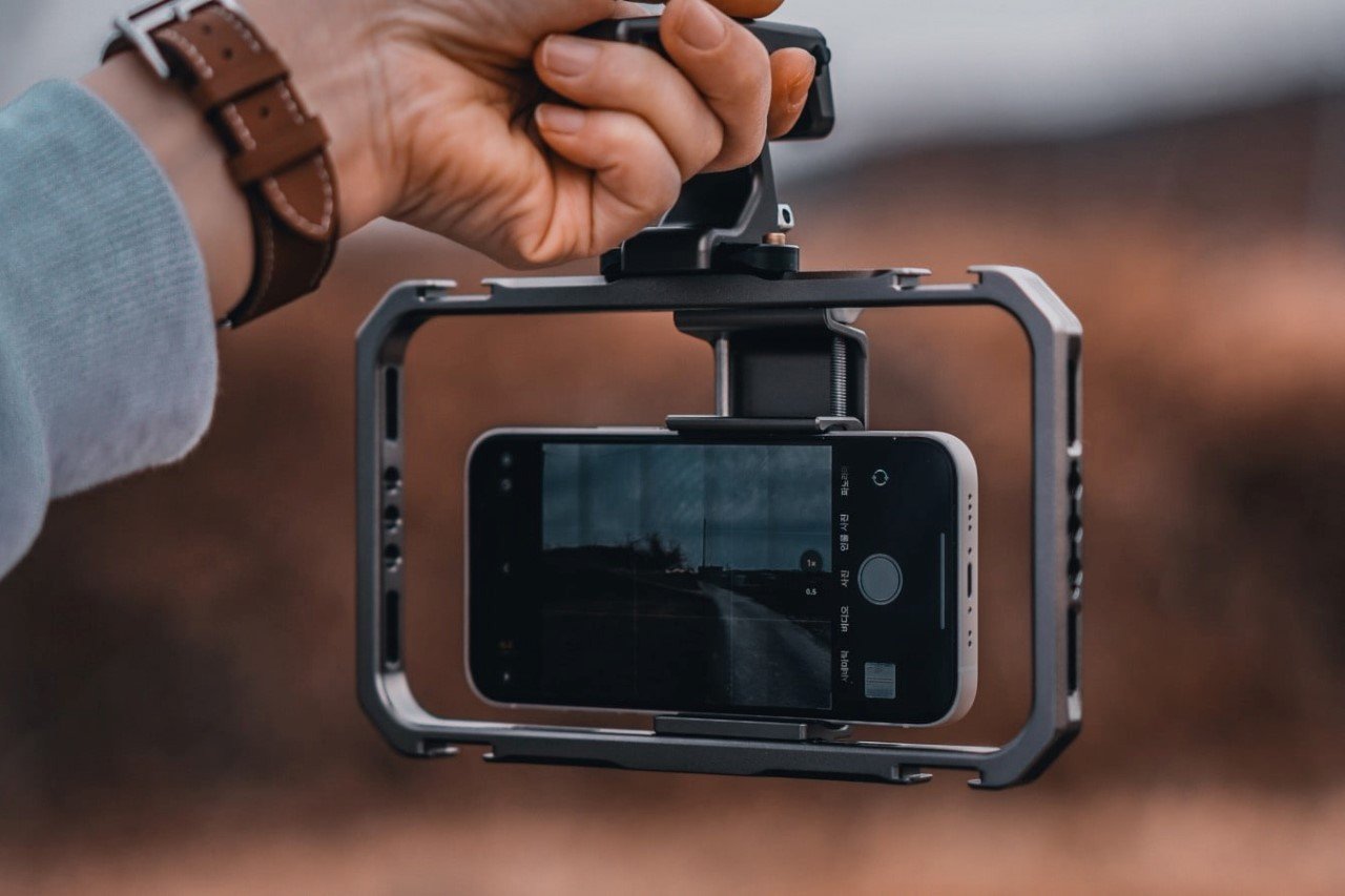 Turn your iPhone into a professional film-making setup with this modular phone-rig-8