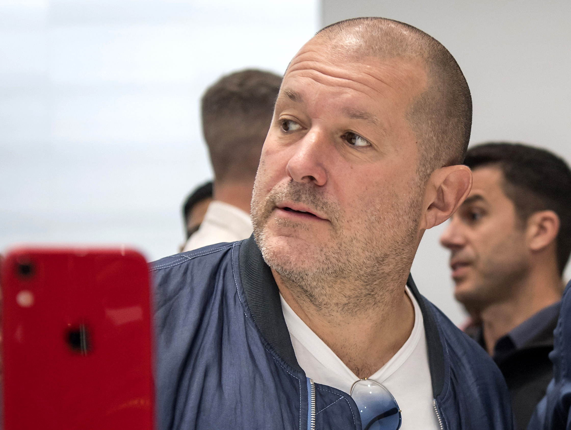 Jony Ive et Sam Altman travaillent sur des dispositifs d'IA avec le responsable de la conception de l'iPhone