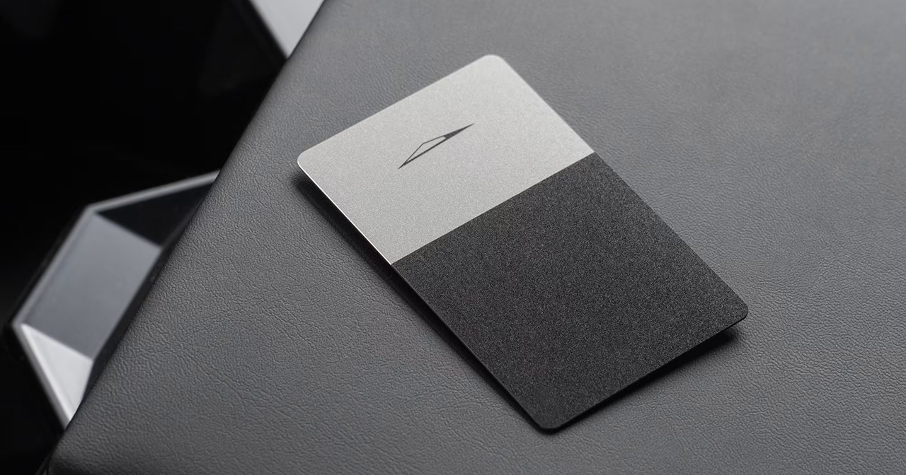 Металлическая ключ-карта Tesla, вид сверху