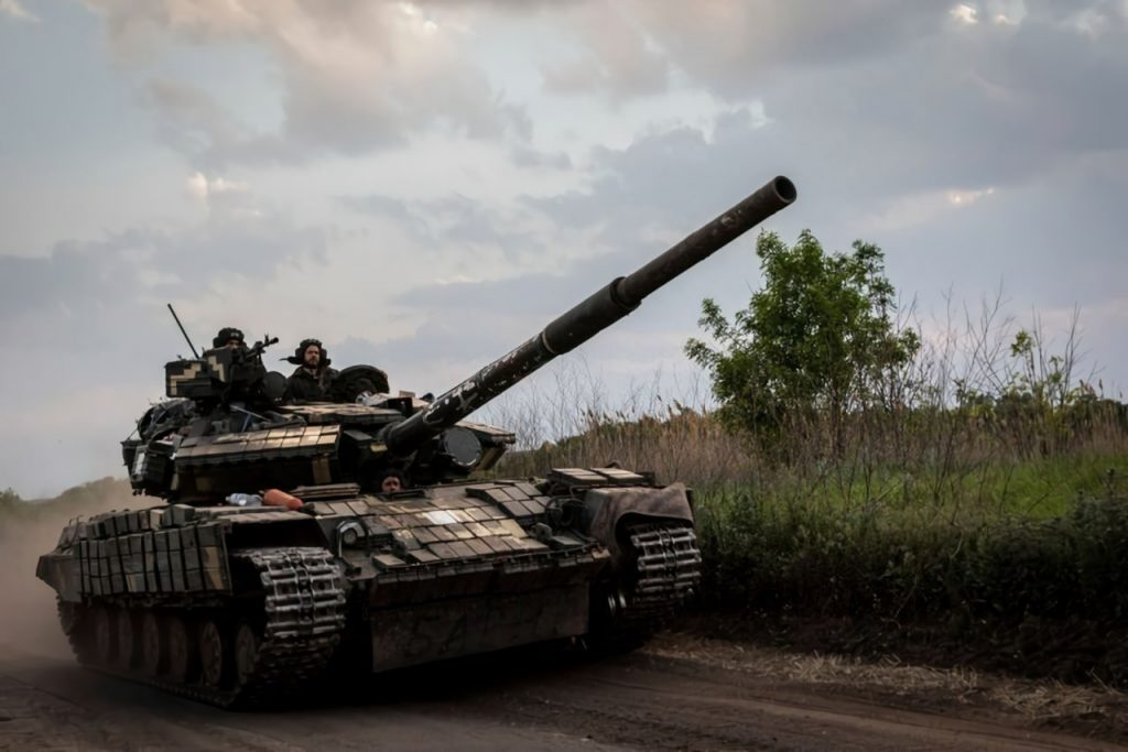 Les forces armées ukrainiennes ont présenté des chars T-64BV modernisés du modèle 2022 avec un nouveau viseur, une radio L3 Harris, une navigation par satellite et des grilles antichocs.