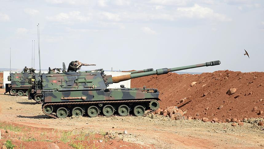 La Turquie reçoit les premiers obusiers automoteurs Firtina II de sa propre production, dotés de systèmes de propulsion allemands et d'une portée de tir de 40 kilomètres.