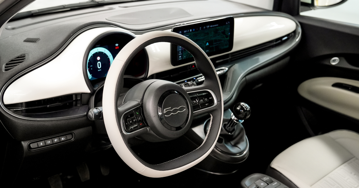 Fiat 500 Hybrid вид ззаду