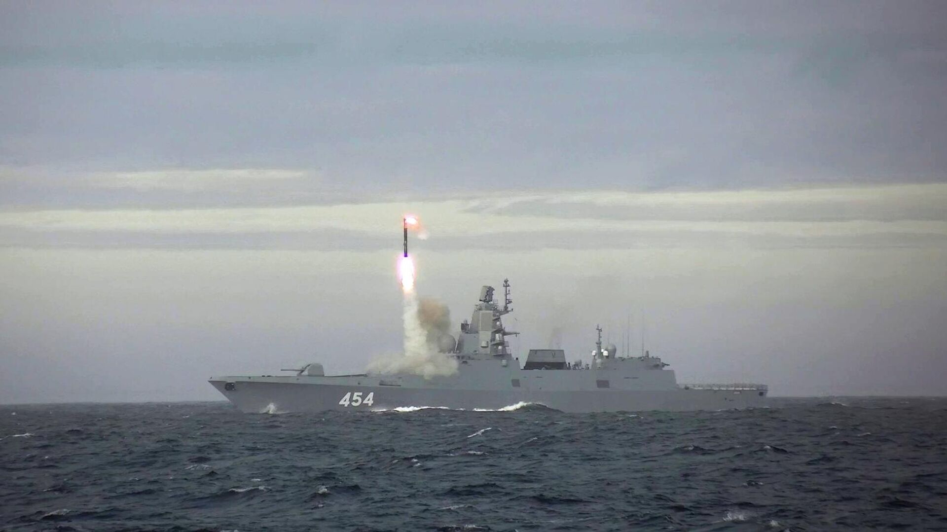 La marine russe équipera les sous-marins nucléaires de classe Yasen-M de missiles de croisière hypersoniques Zirkon, dont la portée de lancement peut atteindre 1 000 kilomètres et la vitesse maximale plus de 11 000 km/h.