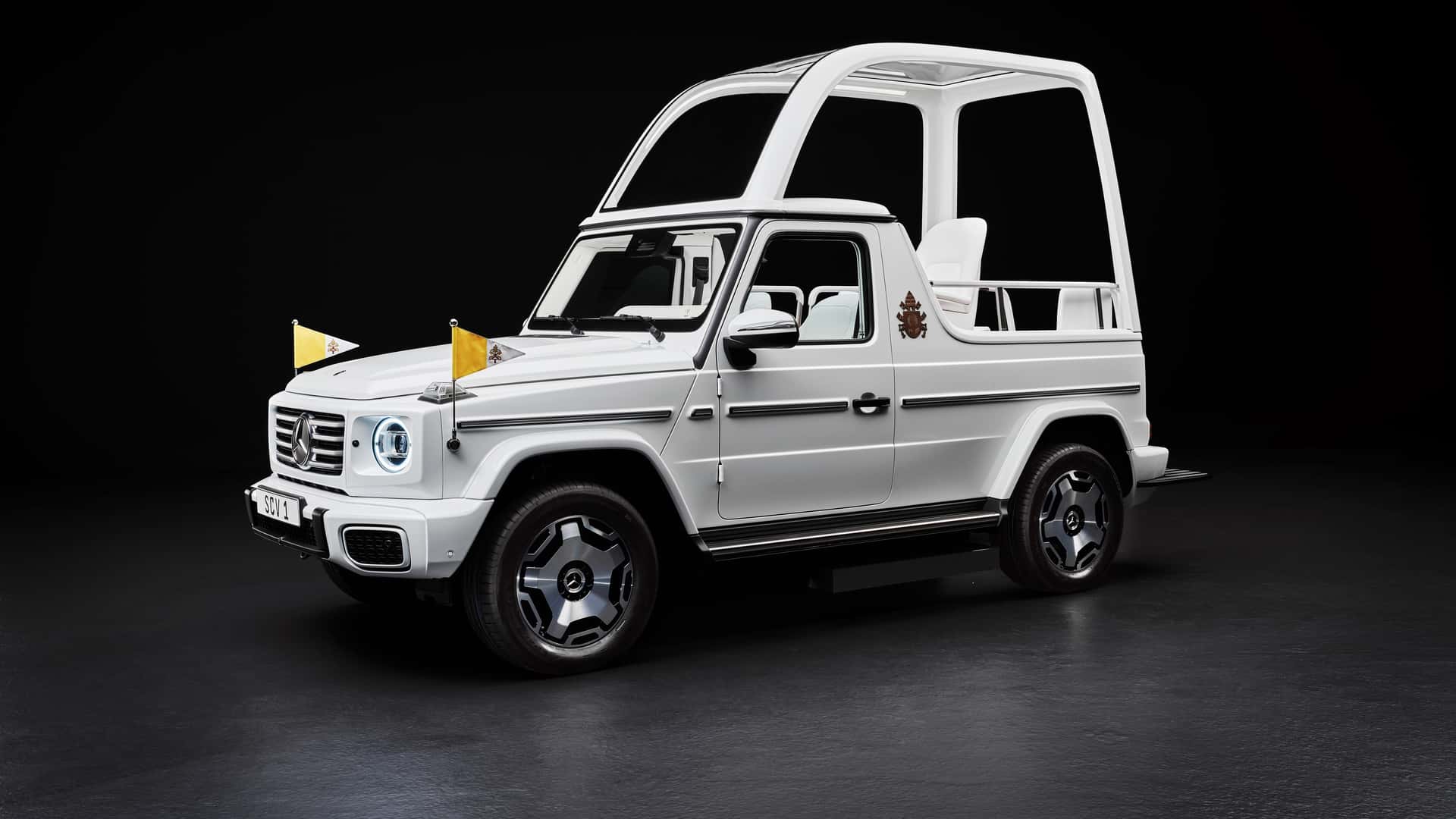Папа Франциск в новом electric Papamobile