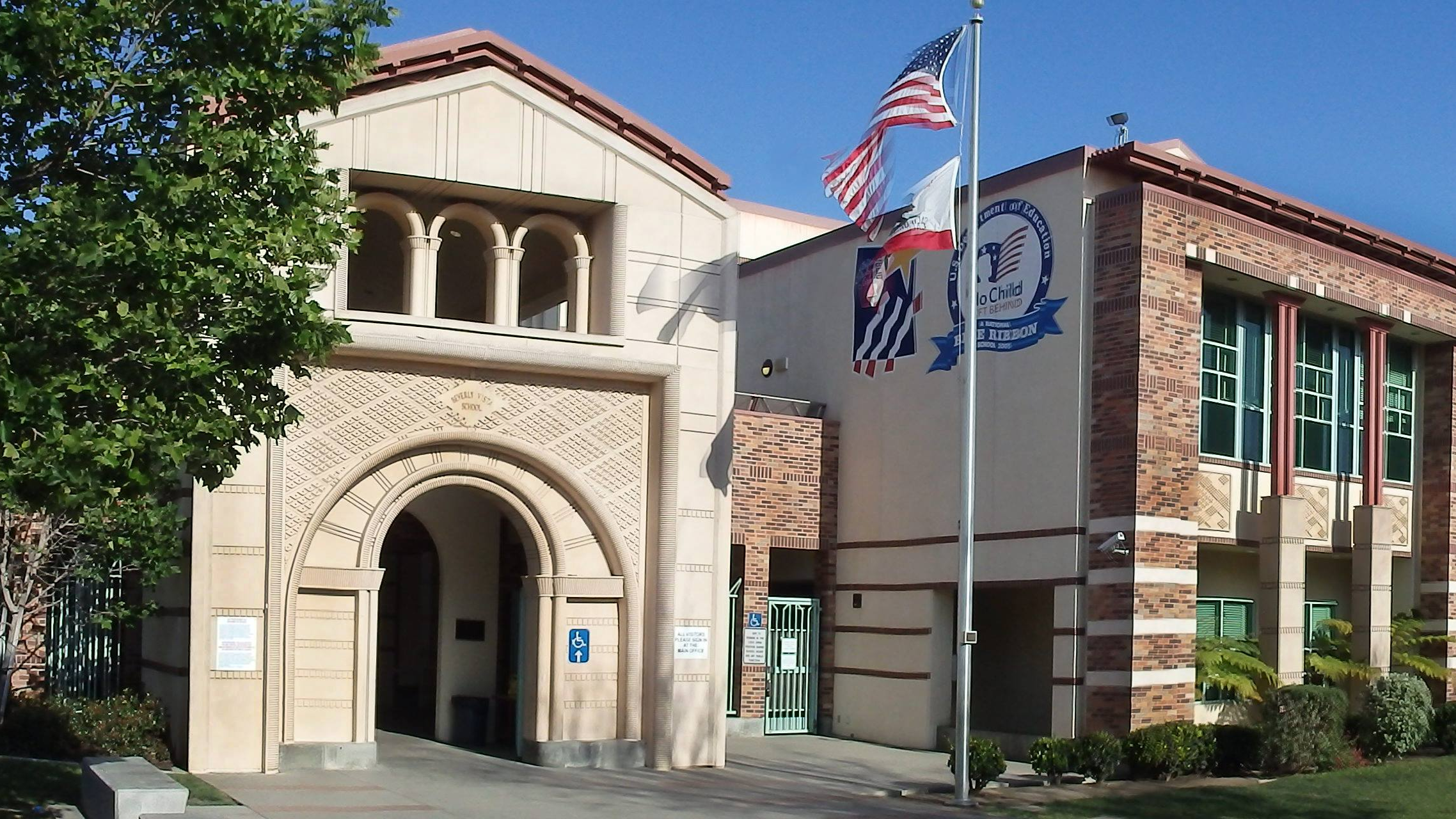 Le district scolaire de Beverly Hills a renvoyé cinq élèves pour avoir utilisé l'IA afin de créer de fausses photos de nu.