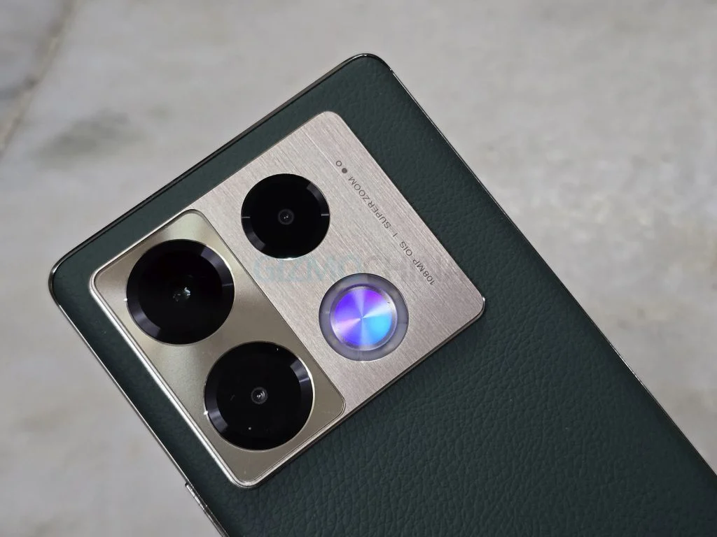 Смартфон Infinix Note 50 с включенным дисплеем