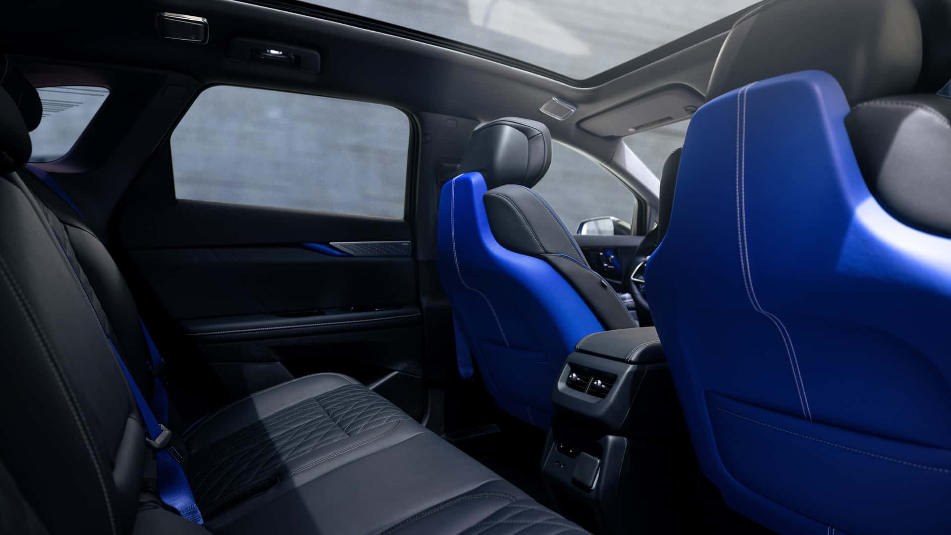 2026 Cadillac Optiq V в расцветке Magnus Metal Frost