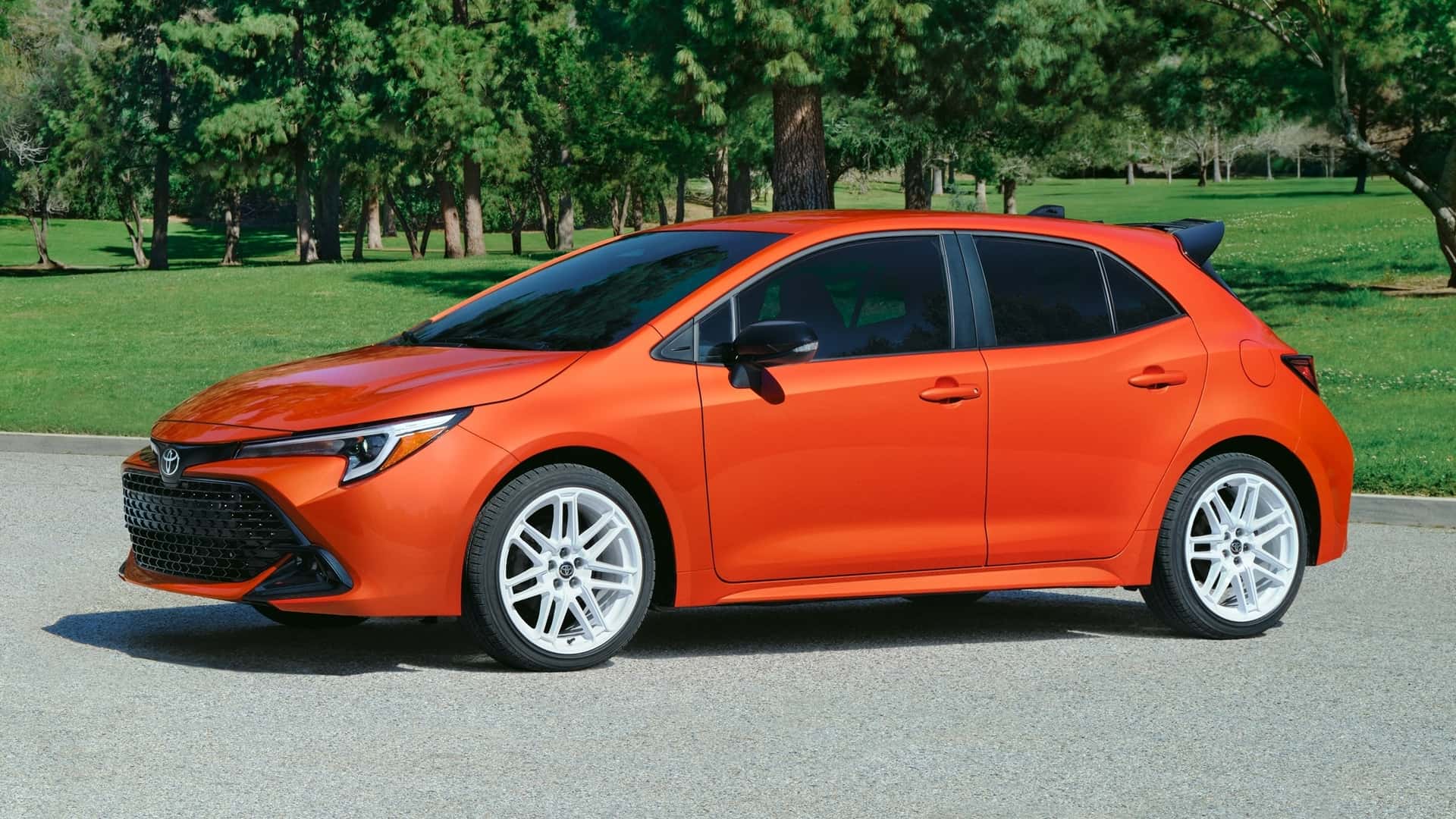 Toyota Corolla Hatchback FX Edition яркий оранжевый цвет