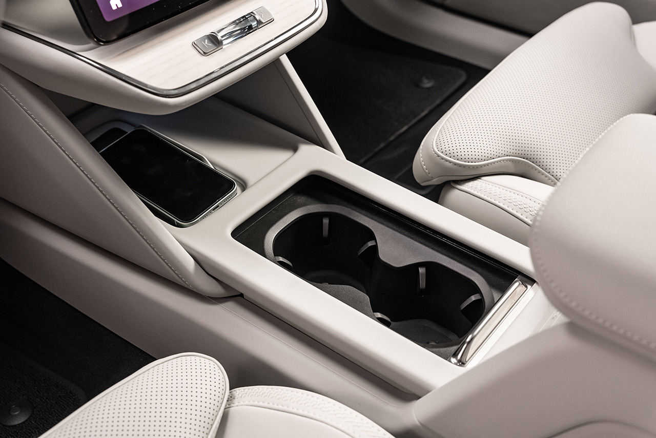 Volvo ES90 interior
