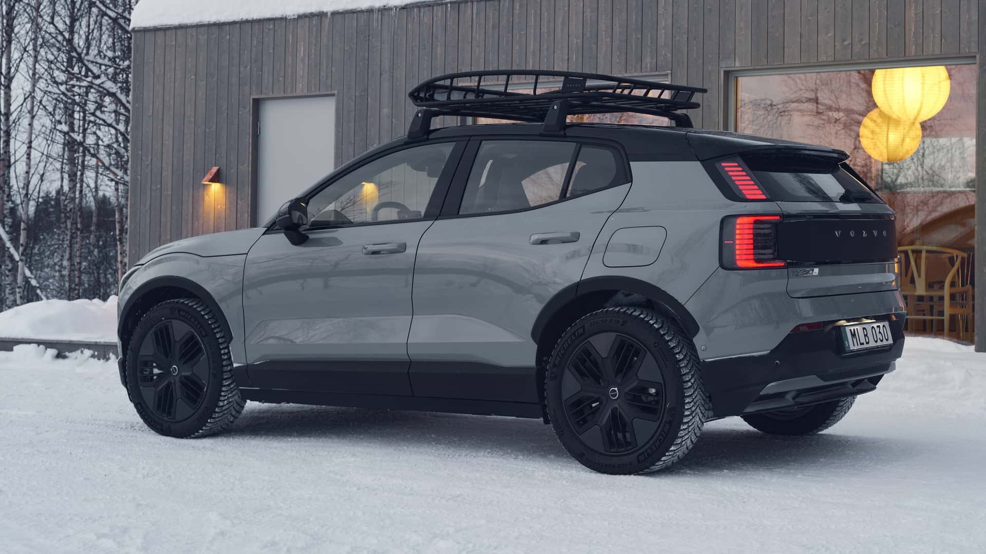 Volvo EX30 Cross Country against the backdrop of nature