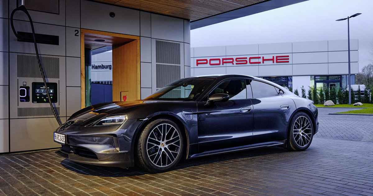 Bornes de recharge dans le Porsche Charging Lounge