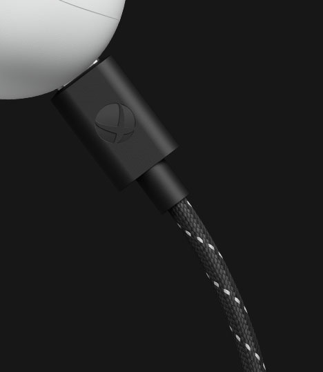 Игрок использующий Xbox Adaptive Joystick