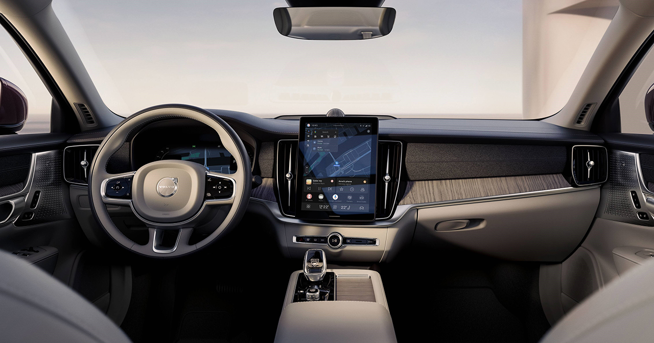 Интерьер обновлённого Volvo S90 с новым экраном