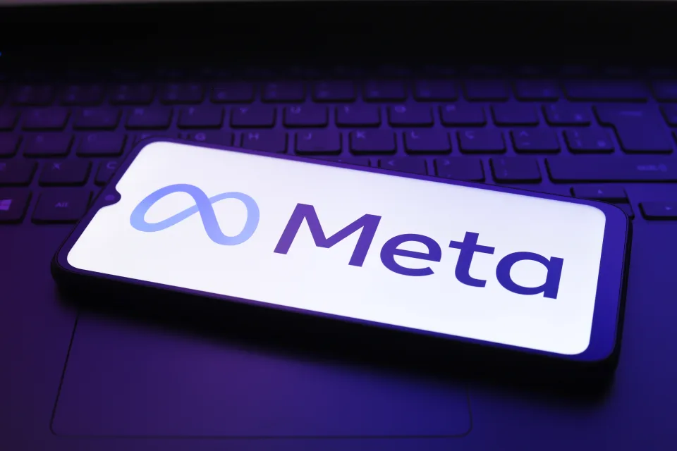 Логотип Meta на смартфоне