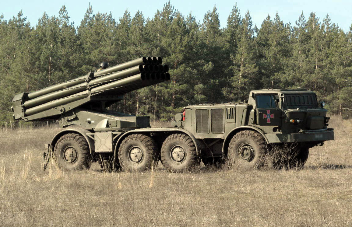L'état-major général a montré une vidéo des tirs conjoints de missiles effectués par les systèmes ukrainiens de fusées à lancement multiple Uragan et Bureviy.-2