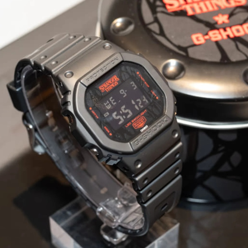 Часы Casio DW-5600 украшенные элементами сериала Stranger Things