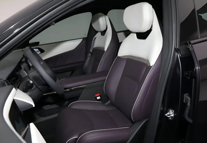 Стильный интерьер кроссовера Mazda EZ-60