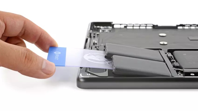 Внутрішні компоненти MacBook Pro M5
