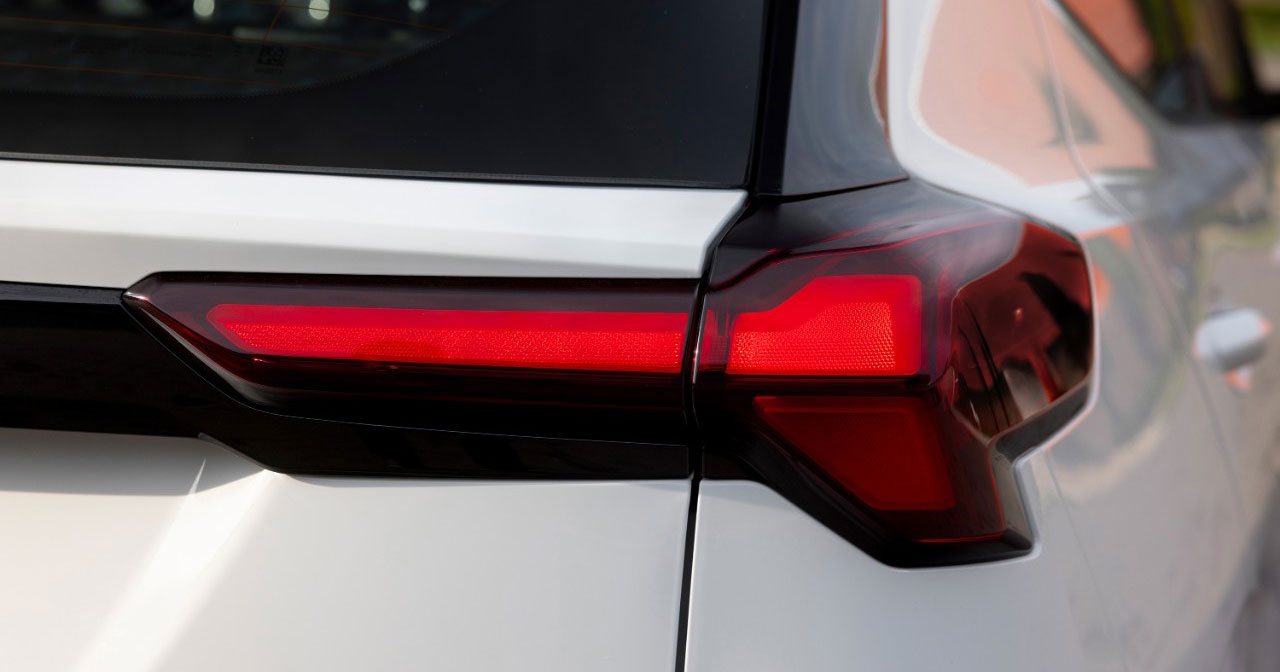 Зображення Chevrolet Bolt EV на тлі заводу