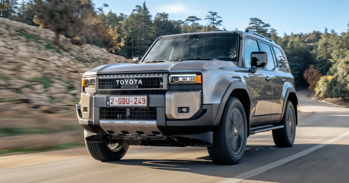 Toyota Land Cruiser J250 на тлі природи
