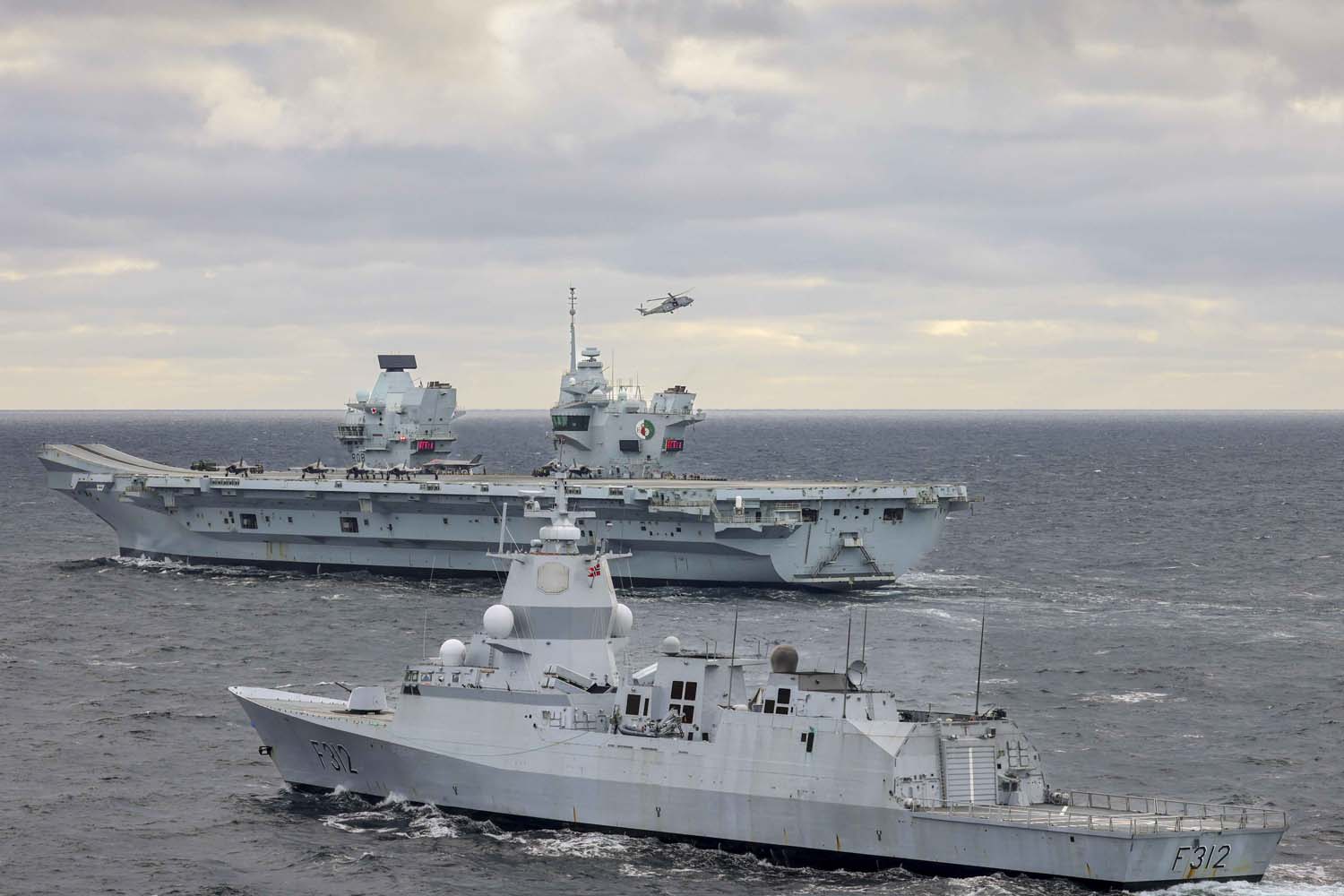 The British aircraft carrier HMS Queen Elizabeth, carrying fifth-generation F-35B Lightning II fighters, has transferred to NATO command for the first time in history-7