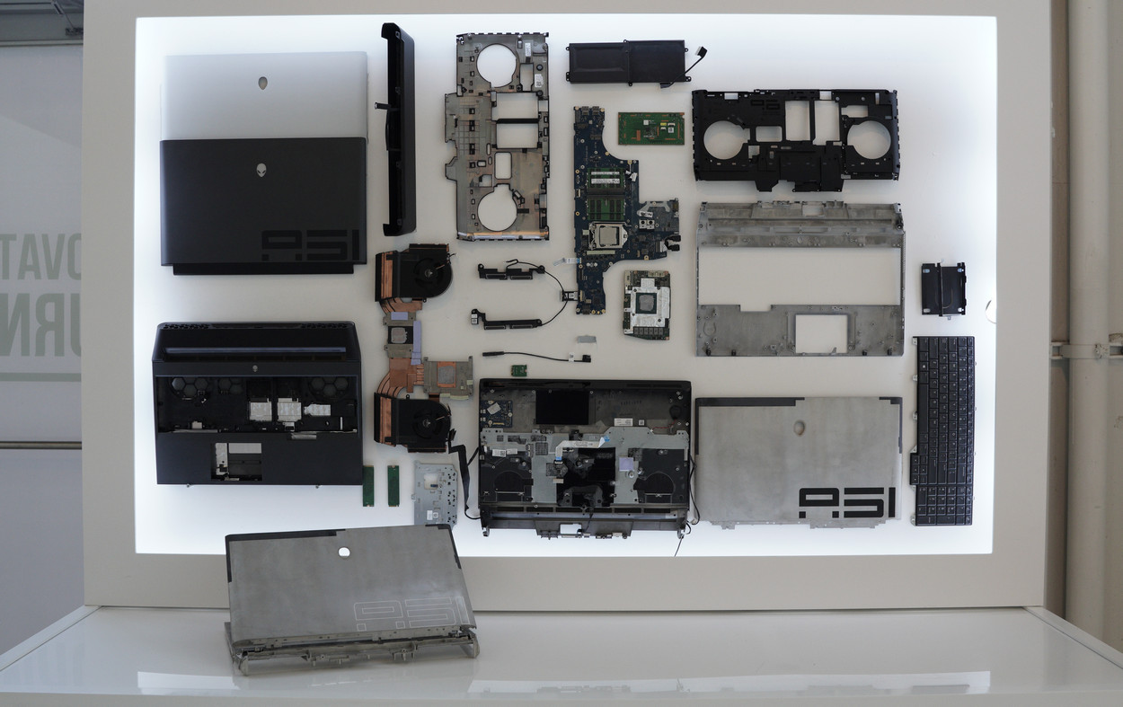 Dell-Alienware-Area-51m-ces-2019-l.JPG