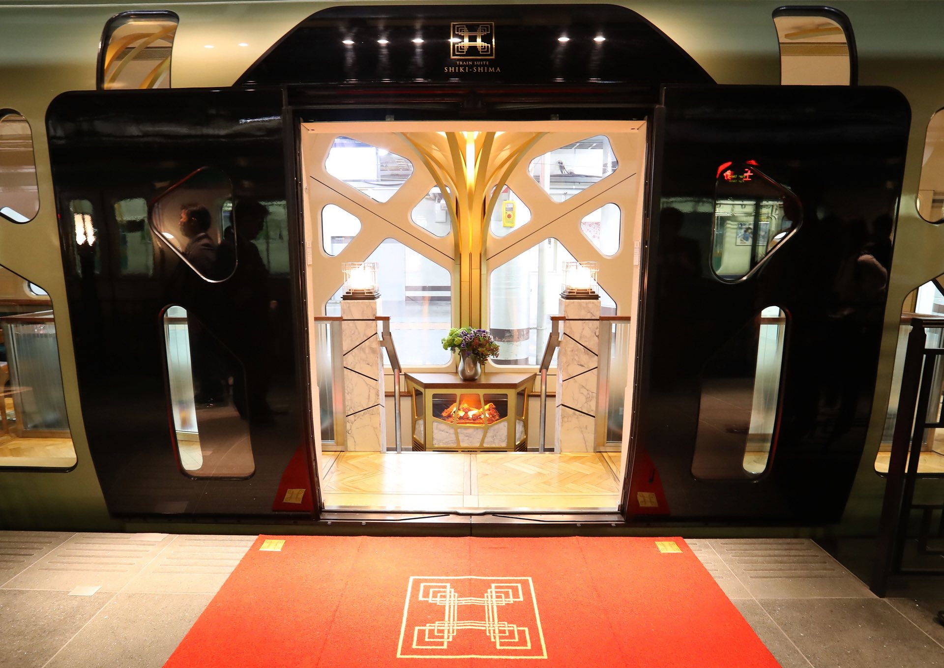 Shiki-shima-japan-train-2.jpg