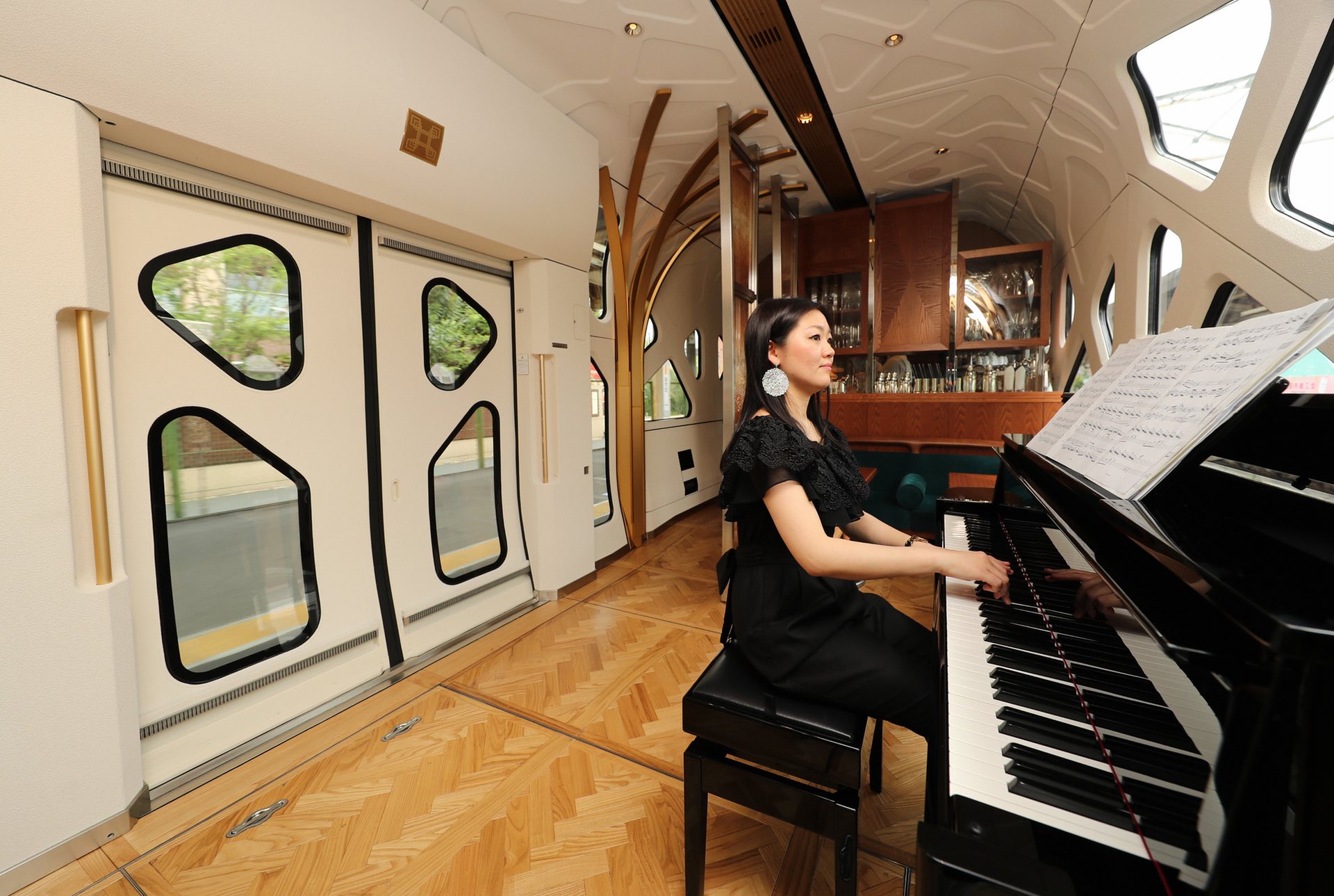 Shiki-shima-japan-train-7.jpg